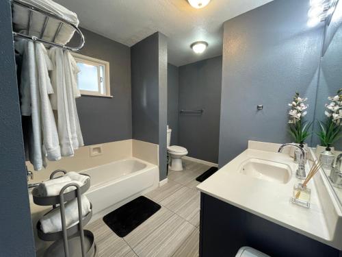 a bathroom with a tub and a sink and a toilet at Lovely Home 30MIN to Berkeley, SF, Napa in Pinole