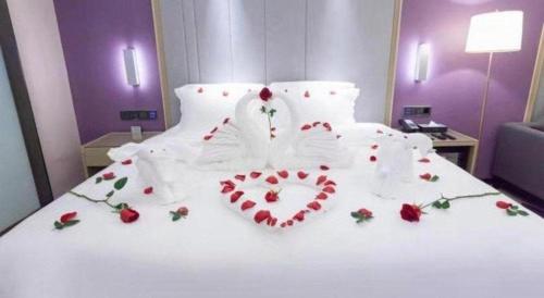 a bed with a heart made out of roses at Lavande Hotel Huizhou Shiwan in Huizhou