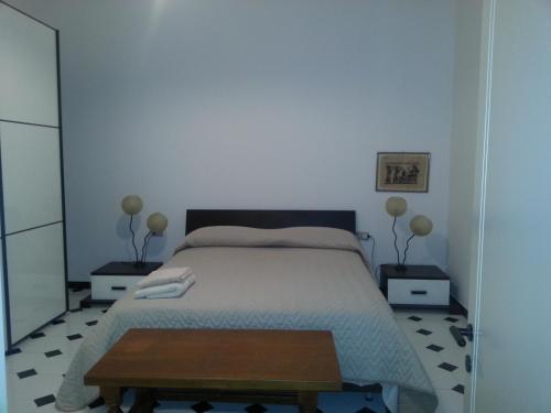 NebidaにあるAlphi's Home Nebidaのベッドルーム1室(ベッド1台、木製テーブル付)