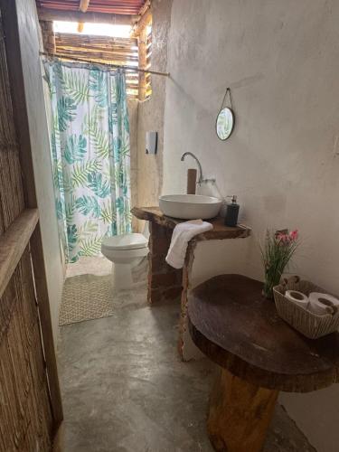 a bathroom with a sink and a toilet at Villa Anaschansu in Ríohacha