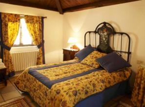 ein Schlafzimmer mit einem großen Bett in einem Zimmer in der Unterkunft Casa Rural O Carreiro in Cedeira