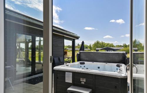 Galería fotográfica de Amazing Home In Glesborg With Sauna en Glesborg