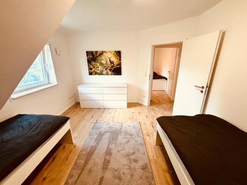 a bedroom with two beds and a painting on the wall at Monteurunterkunft Lüneburg bis 18 Personen drei Häuser nebeneinander Parkplatz WLAN in Artlenburg