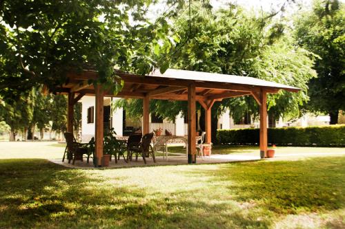 ポンティーニアにあるRelais La Mimosaの公園内のパビリオン(椅子、テーブル付)