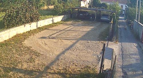a driveway with a car parked in a yard at La Casa di Pino in Agerola