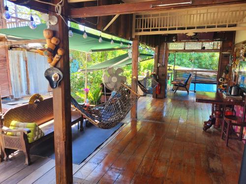 a living room with a hammock in a house at Ray Nu Guest House in Phra Nakhon Si Ayutthaya