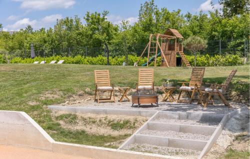 Κήπος έξω από το Amazing Home In Strped With Wifi