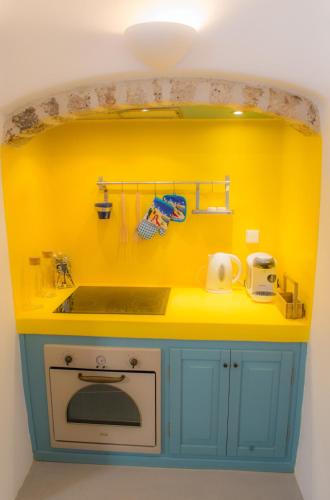Cucina o angolo cottura di Calliope's Villa with jacuzzi