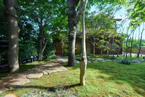 a tree in the yard of a house at 高尾山すぐ貸切villa都心から70分自然豊か貸切サウナ道志ツーリングBBQ焚火花火日本庭園 in Sagamihara