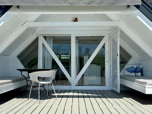 Μπαλκόνι ή βεράντα στο Seehütte Schilfhaus inklusive E-Boot am Neusiedler See