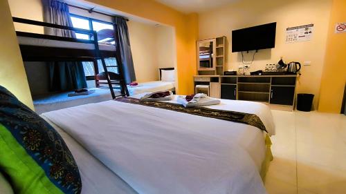 Postel nebo postele na pokoji v ubytování Seven Seas Hotel Patong Beach