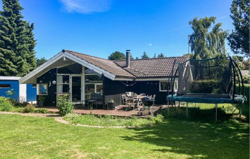 Taman di luar Cozy Home In Dronningmølle With Wifi