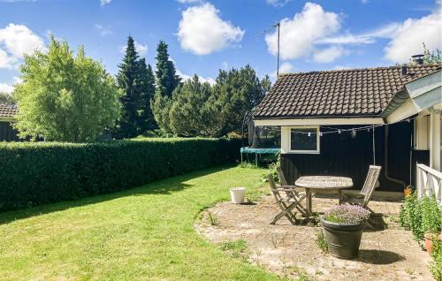 Taman di luar Cozy Home In Dronningmølle With Wifi
