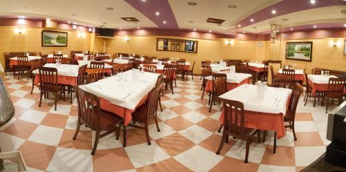 a dining room with tables and chairs in it at Hostal Restaurante la Trucha in Benavente