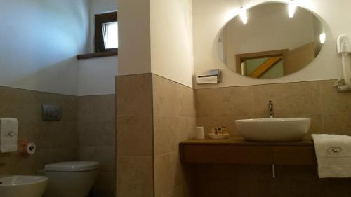 a bathroom with a sink and a mirror at Agriturismo Casalbergo in Isola della Scala