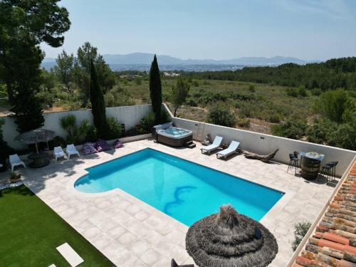 - une piscine dans une cour avec des chaises dans l'établissement Villa Prestige 5 étoiles, Piscine, Jacuzzi & Vue - Climatisation, à Marseille