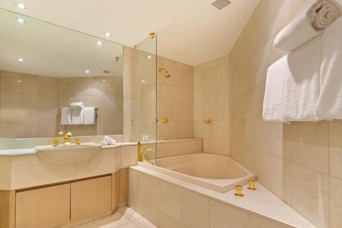 Ένα μπάνιο στο Mirage Resort Villa 434 with access to Sheraton Facilities