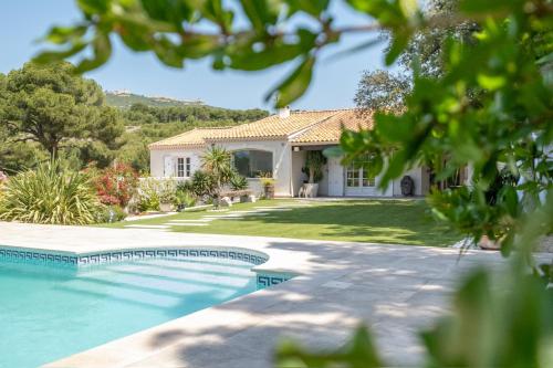 une maison avec une piscine dans une cour dans l'établissement Villa Prestige 5 étoiles, Piscine, Jacuzzi & Vue - Climatisation, à Marseille