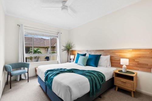 ein Schlafzimmer mit großem Bett und Fenster in der Unterkunft Lakeside Luxe Retreat - Pool View BBQ Spa Bath in Cairns North