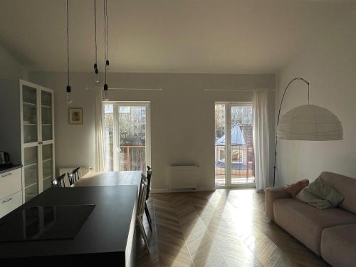 Posezení v ubytování Bright and Airy 65 sqm Apt in Old Town Steps Away