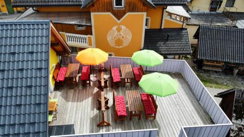 an overhead view of a deck with chairs and umbrellas at Ferienwohnungen ARIKOGEL Bad Goisern in Bad Goisern