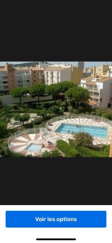 une photo d'une grande piscine dans une ville dans l'établissement Résidence Le Pharo, au Cap d'Agde