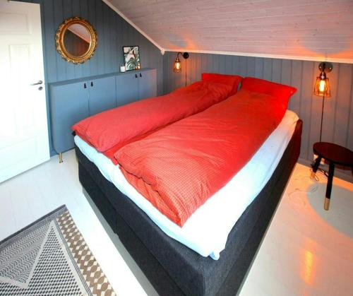 En eller flere senge i et værelse på Sommerhus Med To Terrasser Nær Risør