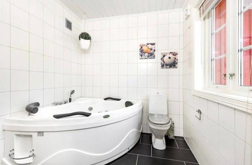 Et badeværelse på Sommerhus Med To Terrasser Nær Risør