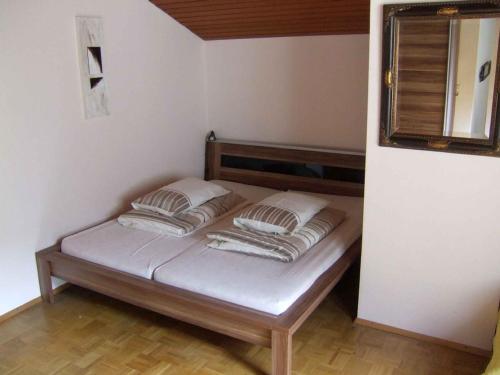 1 cama en una habitación con 2 almohadas en Ferienwohnung Dunleavy, en Bad Herrenalb