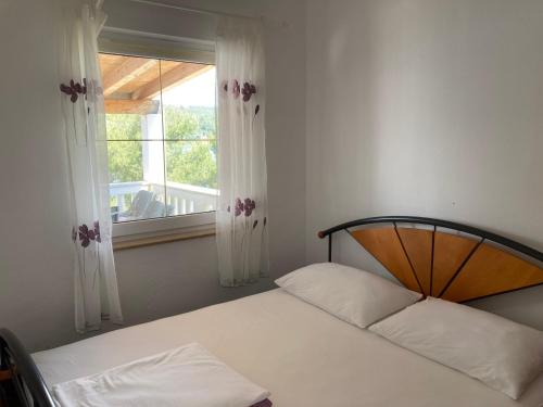 En eller flere senge i et værelse på Villa Relax - apartman