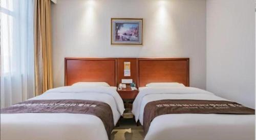 Letto o letti in una camera di GreenTree Inn Beijing Tonzhou Maju Bridge No.2 Express Hotel
