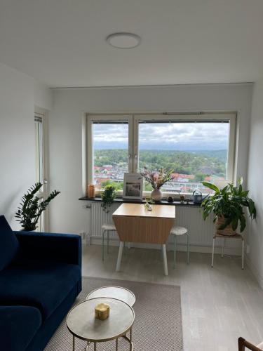 Χώρος καθιστικού στο Eagles Nest, A Guest Suite by the lake