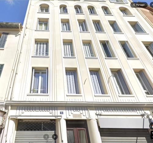 Un grand bâtiment blanc avec de nombreuses fenêtres dans l'établissement Angie By Terry's Homes, à Cannes