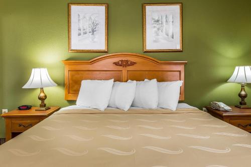 a bedroom with a large bed with two lamps and a phone at Quality Inn Hanceville US Hwy 31 in Hanceville