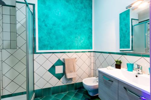 bagno con lavandino, servizi igienici e specchio di Jamm Jà a Paestum