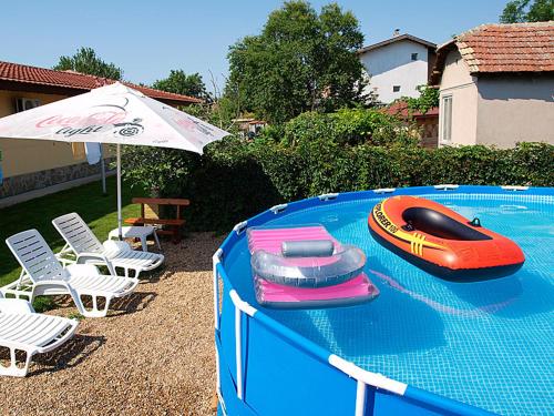 Guesthouse Mirage في شابلا: حمام سباحة مع