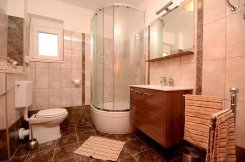 A bathroom at Apartment Smile Podstrana