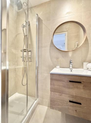 une salle de bain avec une douche, un lavabo et un miroir dans l'établissement Cannes 2 Bedroom Apartment - 19JDR2, à Cannes