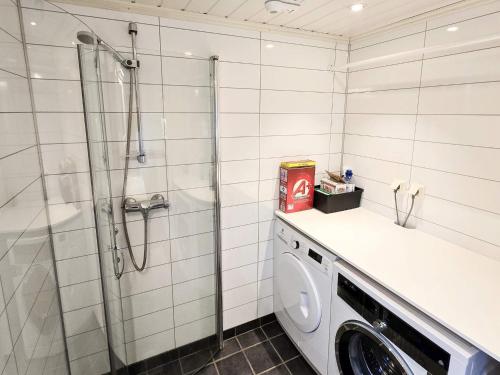 una lavatrice in un bagno con doccia di 6 person holiday home in Bud a Bud