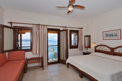 sypialnia z łóżkiem, kanapą i oknami w obiekcie Diplomats' Holidays w mieście Chorto