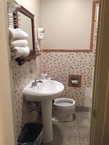 WoburnにあるHotel Motel Arnoldの洗面台とトイレ付きのバスルーム