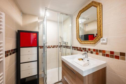 une salle de bain avec un lavabo et une douche avec un miroir dans l'établissement Évasion en duplex au cœur de la vieille ville, à Saint-Laurent-du-Var