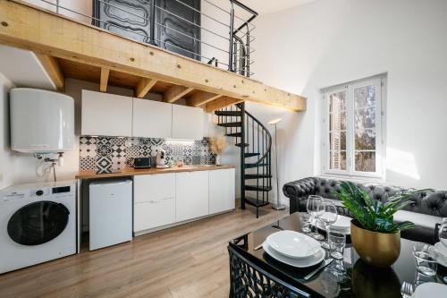 Il comprend une cuisine et un salon avec des placards blancs. dans l'établissement Évasion en duplex au cœur de la vieille ville, à Saint-Laurent-du-Var