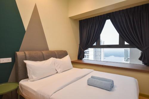 a hotel room with a bed with a window at Country Garden Seaview Suite by Nest Home at Danga Bay in Johor Bahru