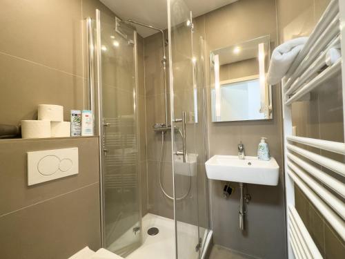 une salle de bain avec douche et lavabo dans l'établissement Apartment für 4 Gäste mit Parkplätzen und Lift, à Hanovre