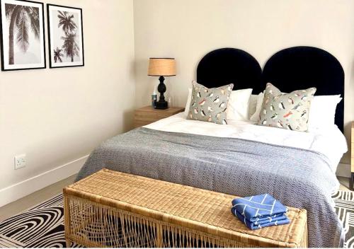 Een bed of bedden in een kamer bij Stunning Home in Hermanus Town Centre