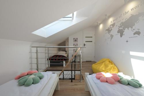 twee bedden in een kamer met een wereldkaart aan de muur bij Bałtyckie Tarasy by Q4Apartments in Władysławowo