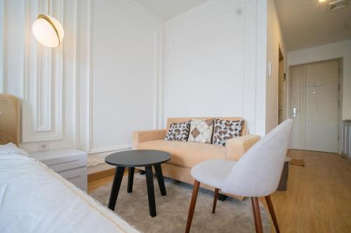 ein Wohnzimmer mit Sofa und Tisch in der Unterkunft Mataram City 327 by We Stay in Kejayan