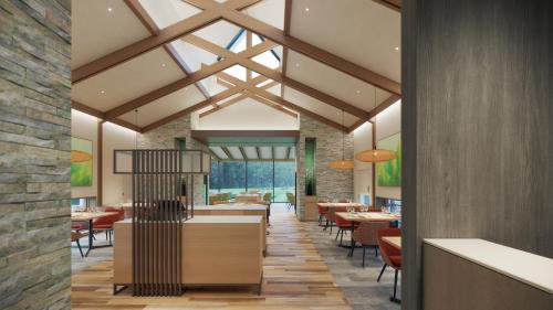 大町市Holiday Inn Resort Shinano-Omachi Kuroyon by IHG的一间带桌椅和玻璃天花板的用餐室