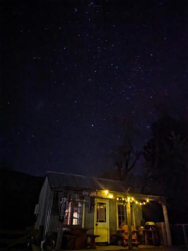 Una casa sotto un cielo stellato di notte di Jack Daniels Rest Gateway to Tekapo and the MacKenzie District a Burkes Pass